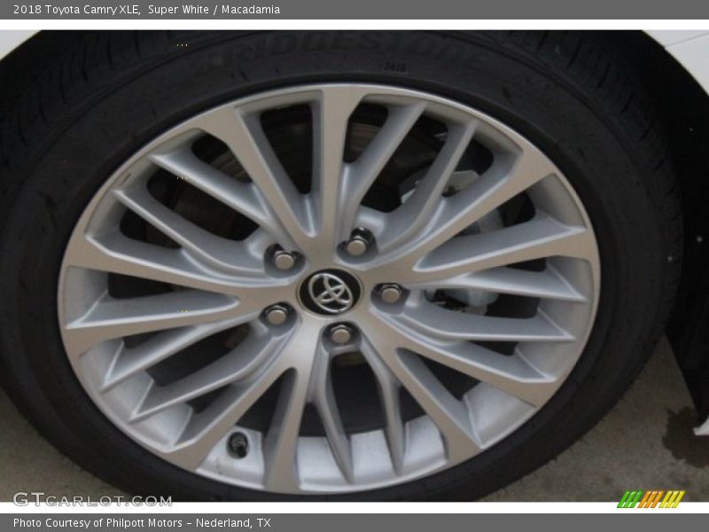 Super White / Macadamia 2018 Toyota Camry XLE