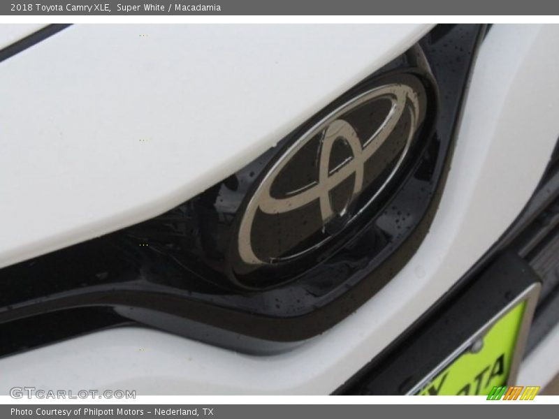 Super White / Macadamia 2018 Toyota Camry XLE