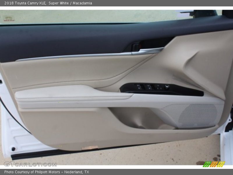 Super White / Macadamia 2018 Toyota Camry XLE