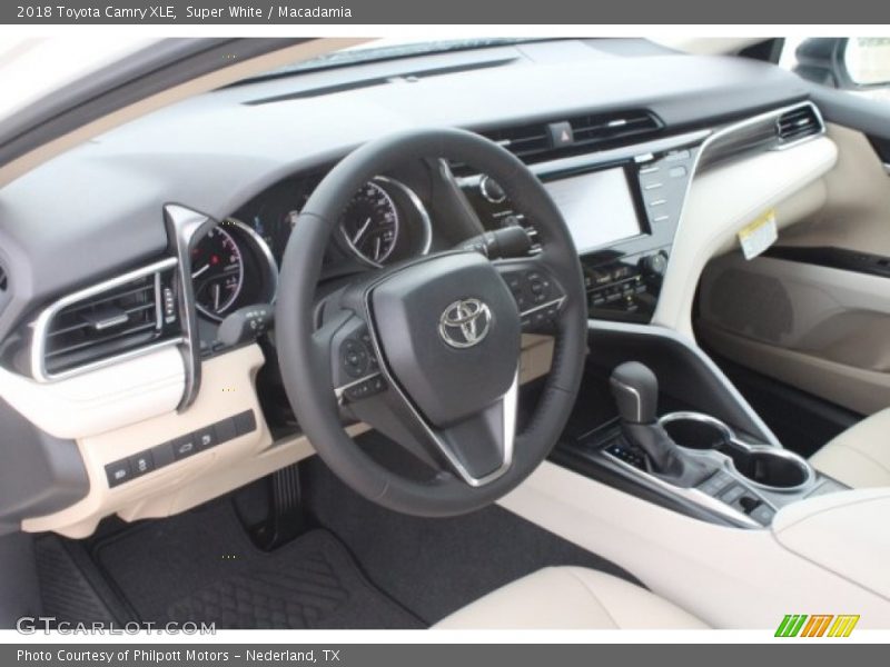 Super White / Macadamia 2018 Toyota Camry XLE