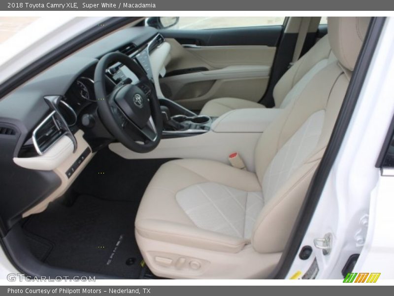 Super White / Macadamia 2018 Toyota Camry XLE