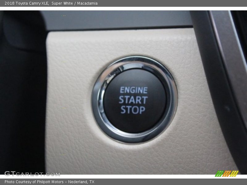 Super White / Macadamia 2018 Toyota Camry XLE