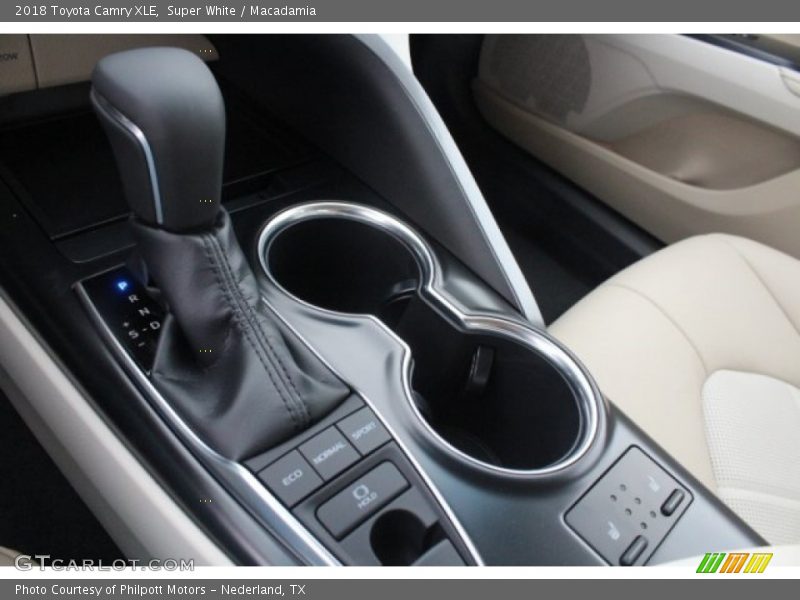 Super White / Macadamia 2018 Toyota Camry XLE