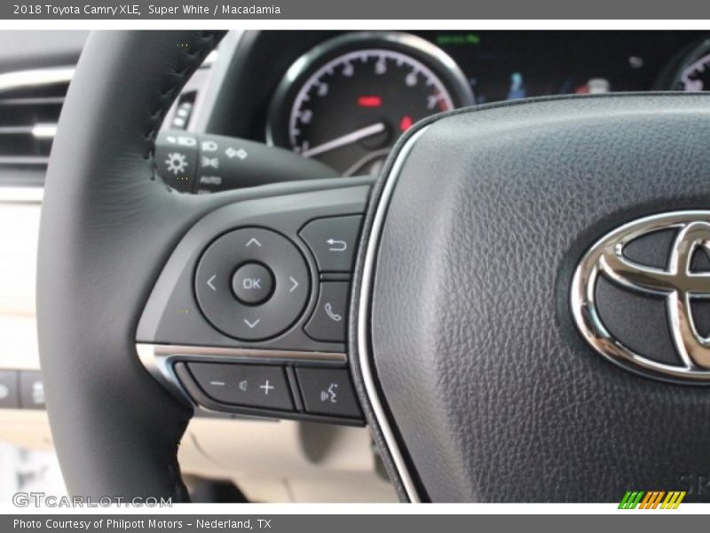 Super White / Macadamia 2018 Toyota Camry XLE