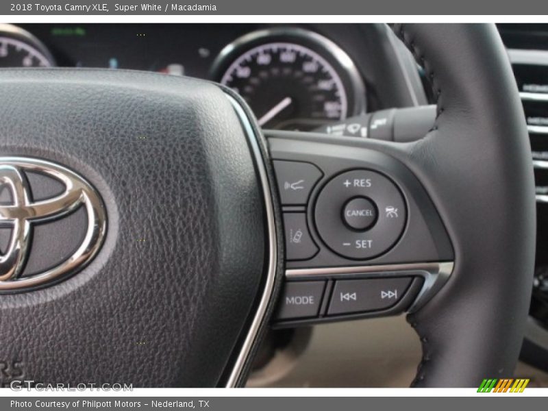 Super White / Macadamia 2018 Toyota Camry XLE