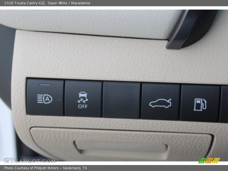 Super White / Macadamia 2018 Toyota Camry XLE