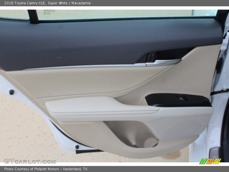 Super White / Macadamia 2018 Toyota Camry XLE