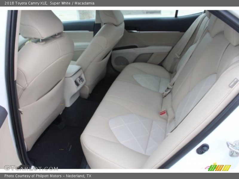 Super White / Macadamia 2018 Toyota Camry XLE
