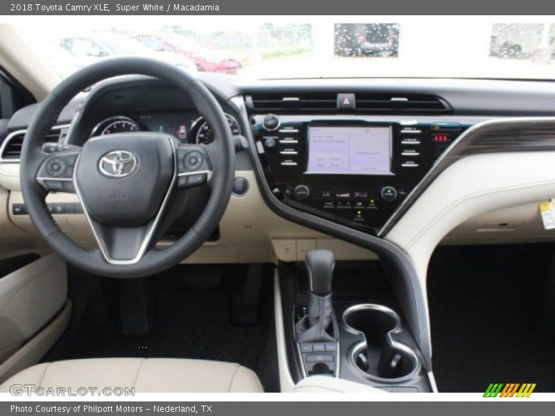 Super White / Macadamia 2018 Toyota Camry XLE