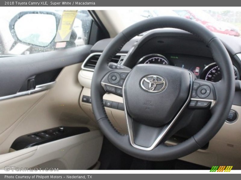 Super White / Macadamia 2018 Toyota Camry XLE