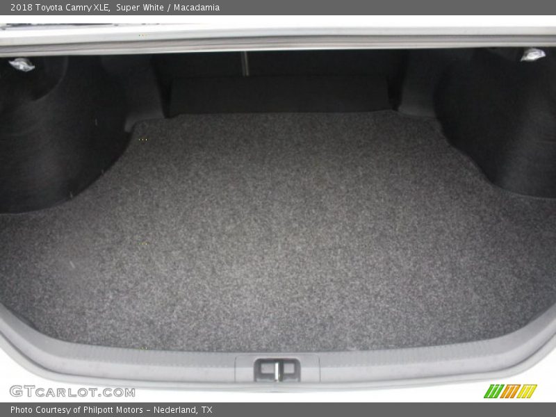 Super White / Macadamia 2018 Toyota Camry XLE
