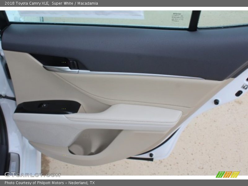 Super White / Macadamia 2018 Toyota Camry XLE