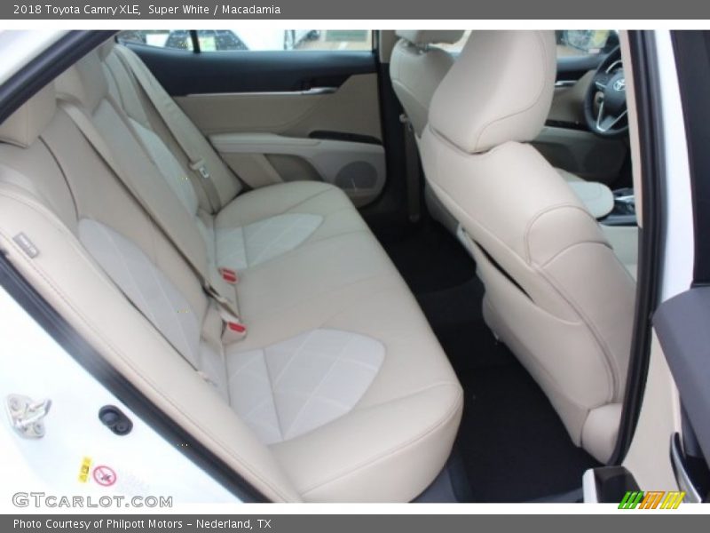 Super White / Macadamia 2018 Toyota Camry XLE