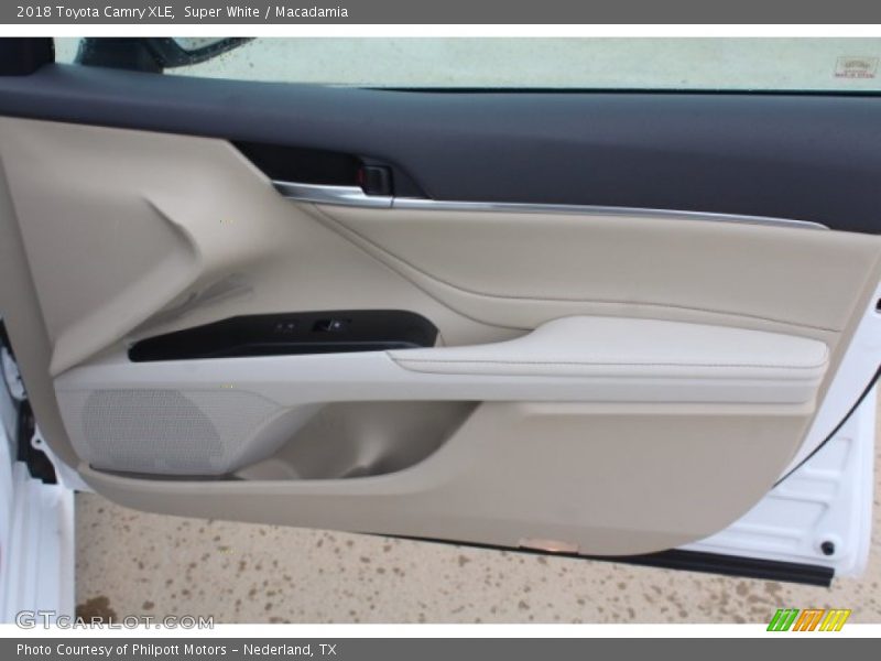 Super White / Macadamia 2018 Toyota Camry XLE
