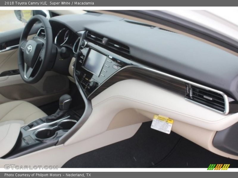 Super White / Macadamia 2018 Toyota Camry XLE