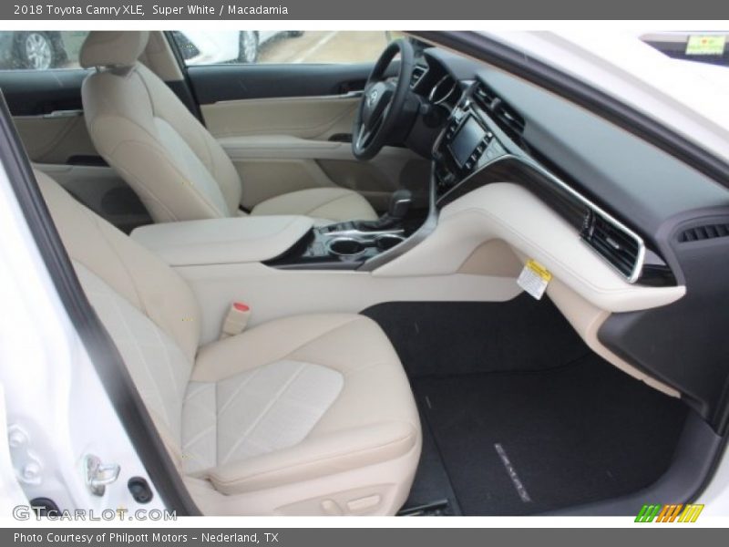 Super White / Macadamia 2018 Toyota Camry XLE