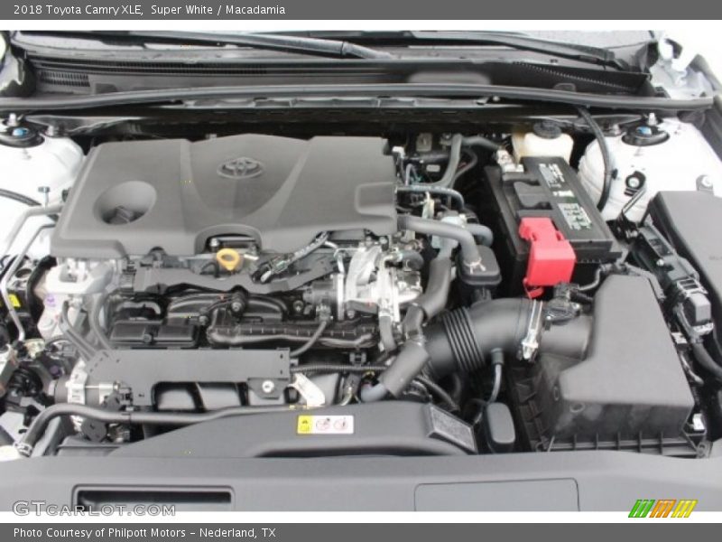 Super White / Macadamia 2018 Toyota Camry XLE