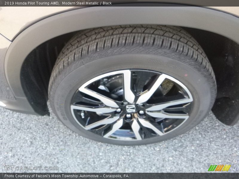 Modern Steel Metallic / Black 2019 Honda Pilot Touring AWD