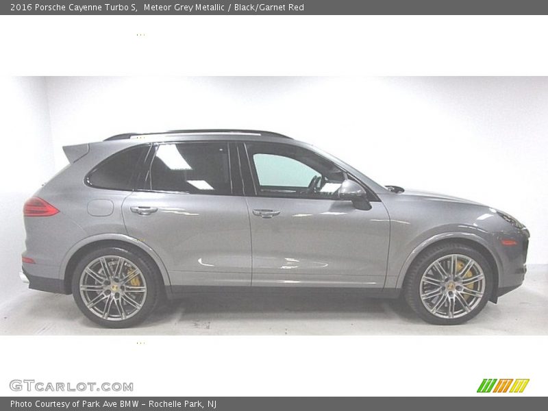 Meteor Grey Metallic / Black/Garnet Red 2016 Porsche Cayenne Turbo S