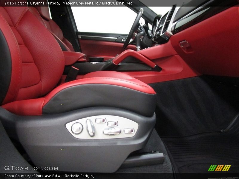 Meteor Grey Metallic / Black/Garnet Red 2016 Porsche Cayenne Turbo S