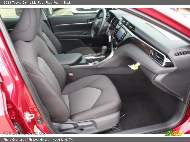 Ruby Flare Pearl / Black 2018 Toyota Camry LE