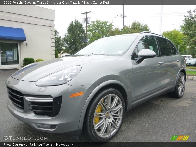 Front 3/4 View of 2016 Cayenne Turbo S