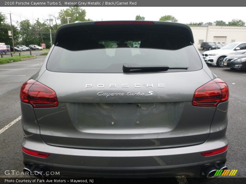 Meteor Grey Metallic / Black/Garnet Red 2016 Porsche Cayenne Turbo S