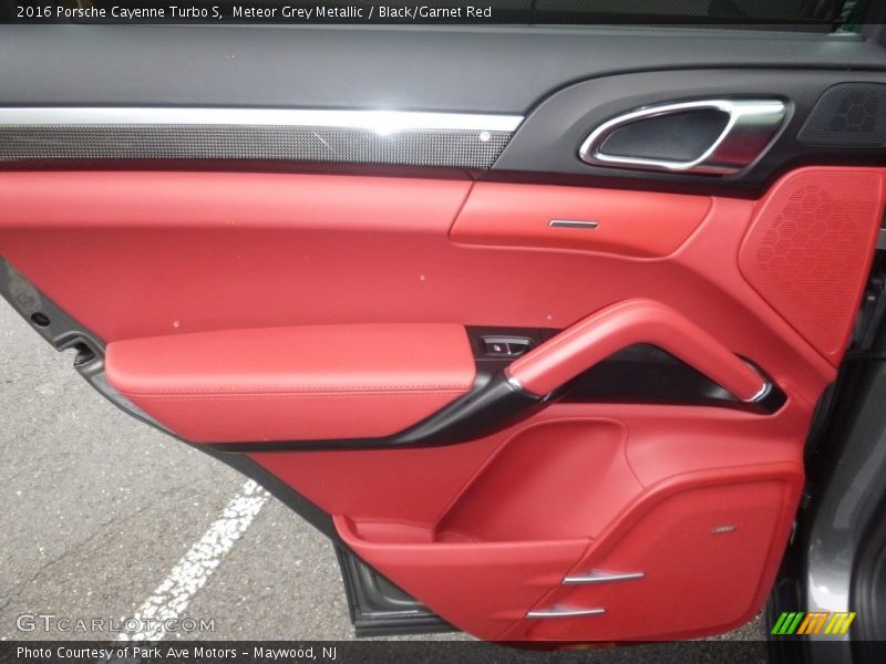 Meteor Grey Metallic / Black/Garnet Red 2016 Porsche Cayenne Turbo S