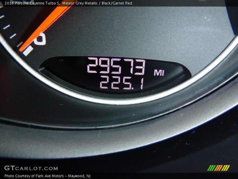 Meteor Grey Metallic / Black/Garnet Red 2016 Porsche Cayenne Turbo S