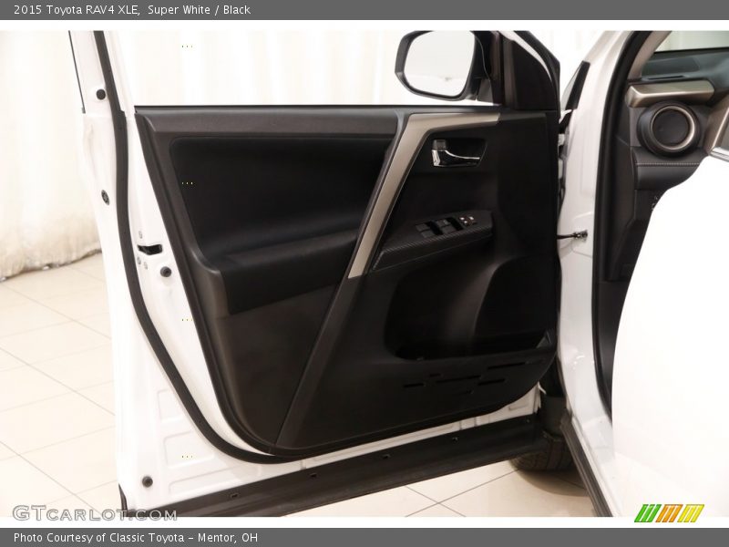 Super White / Black 2015 Toyota RAV4 XLE