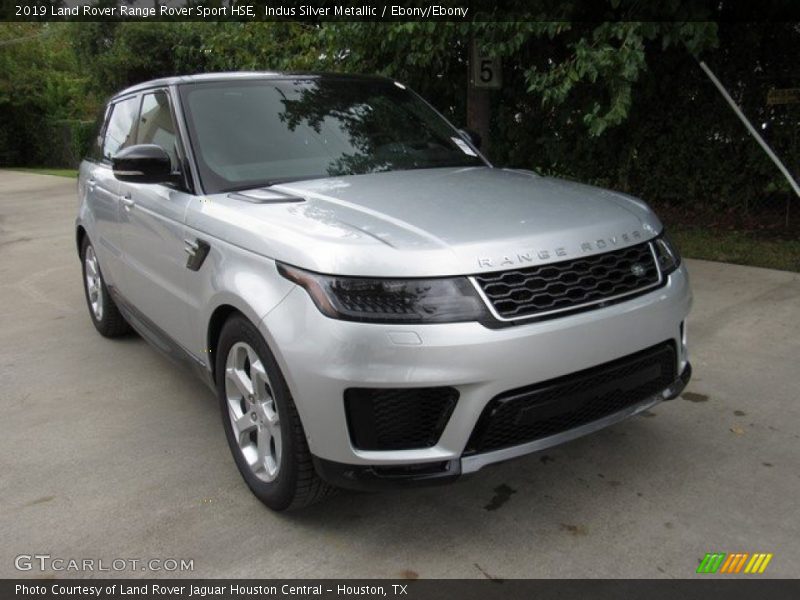 Front 3/4 View of 2019 Range Rover Sport HSE