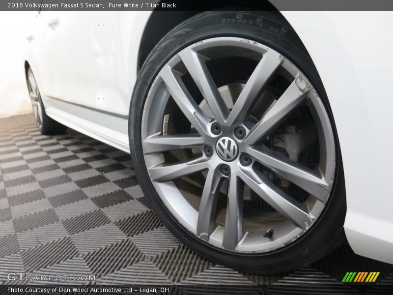 Pure White / Titan Black 2016 Volkswagen Passat S Sedan