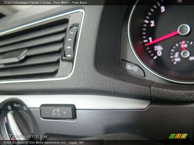 Pure White / Titan Black 2016 Volkswagen Passat S Sedan