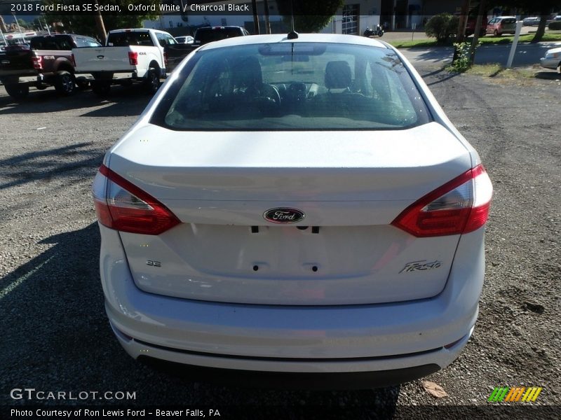 Oxford White / Charcoal Black 2018 Ford Fiesta SE Sedan