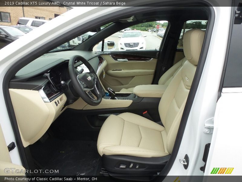 Crystal White Tricoat / Sahara Beige 2019 Cadillac XT5 Luxury AWD