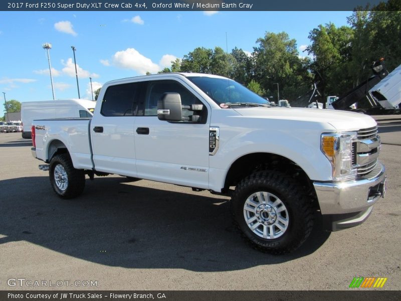 Oxford White / Medium Earth Gray 2017 Ford F250 Super Duty XLT Crew Cab 4x4