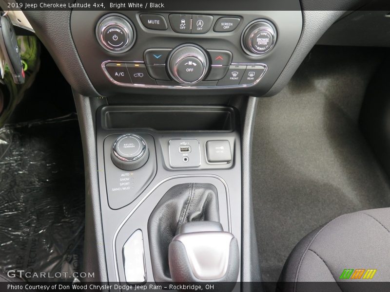 Bright White / Black 2019 Jeep Cherokee Latitude 4x4