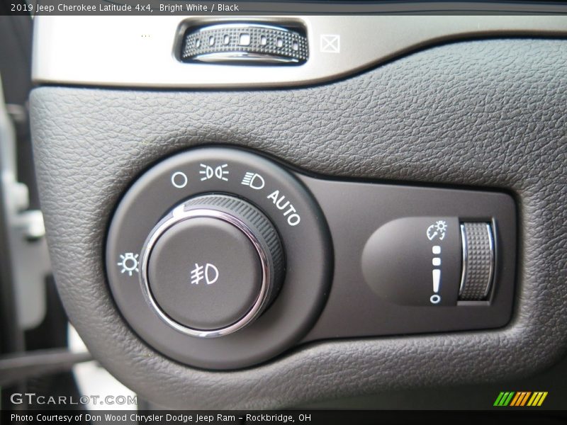 Bright White / Black 2019 Jeep Cherokee Latitude 4x4