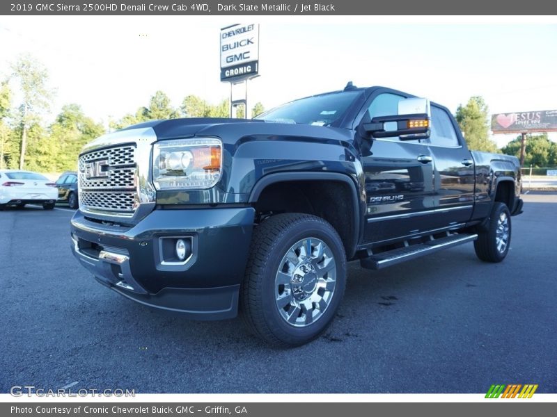 Front 3/4 View of 2019 Sierra 2500HD Denali Crew Cab 4WD