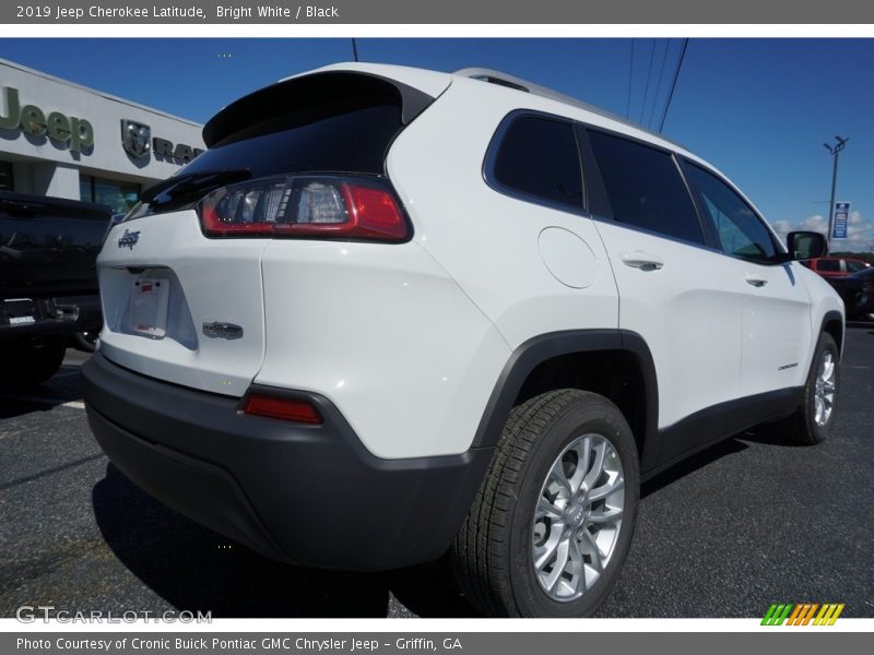 Bright White / Black 2019 Jeep Cherokee Latitude