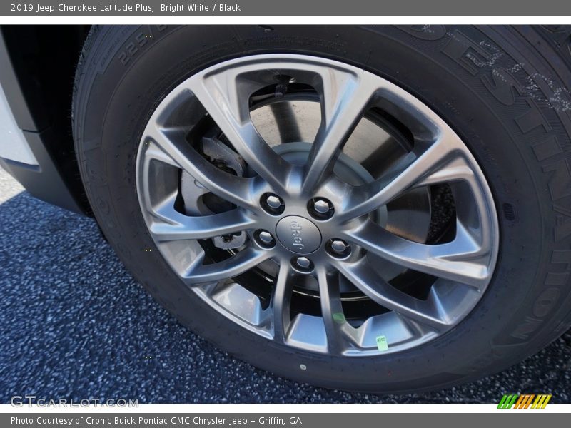 Bright White / Black 2019 Jeep Cherokee Latitude Plus