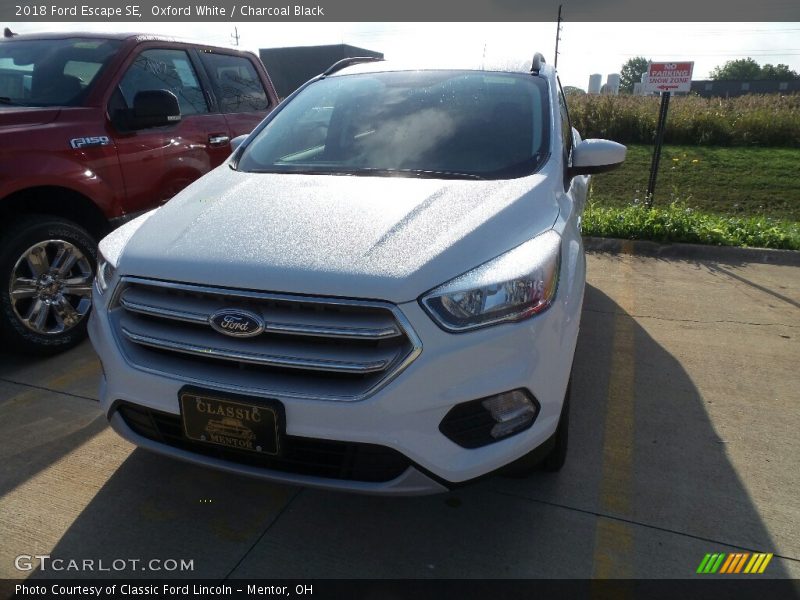 Oxford White / Charcoal Black 2018 Ford Escape SE