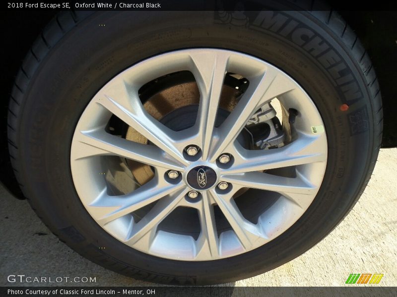 Oxford White / Charcoal Black 2018 Ford Escape SE