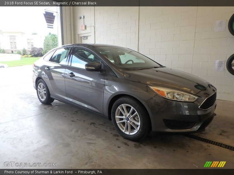 Magnetic / Charcoal Black 2018 Ford Focus SE Sedan