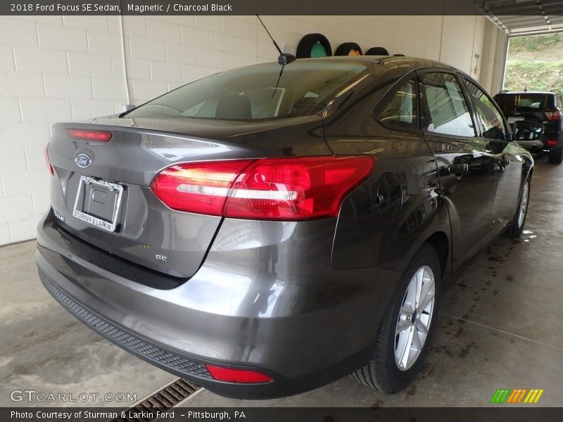 Magnetic / Charcoal Black 2018 Ford Focus SE Sedan