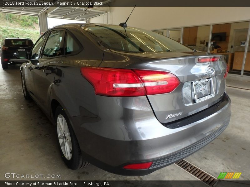 Magnetic / Charcoal Black 2018 Ford Focus SE Sedan