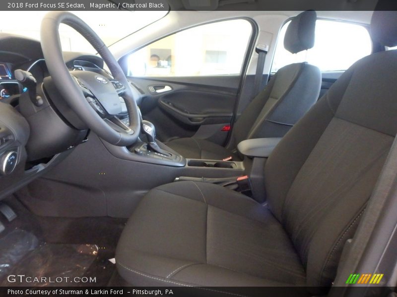 Magnetic / Charcoal Black 2018 Ford Focus SE Sedan