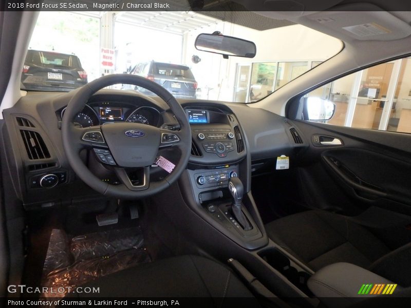 Magnetic / Charcoal Black 2018 Ford Focus SE Sedan