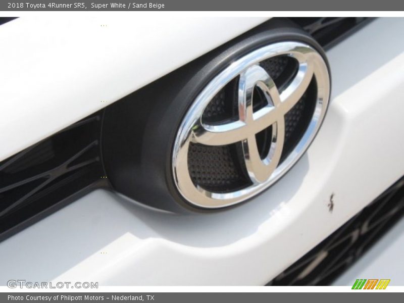 Super White / Sand Beige 2018 Toyota 4Runner SR5