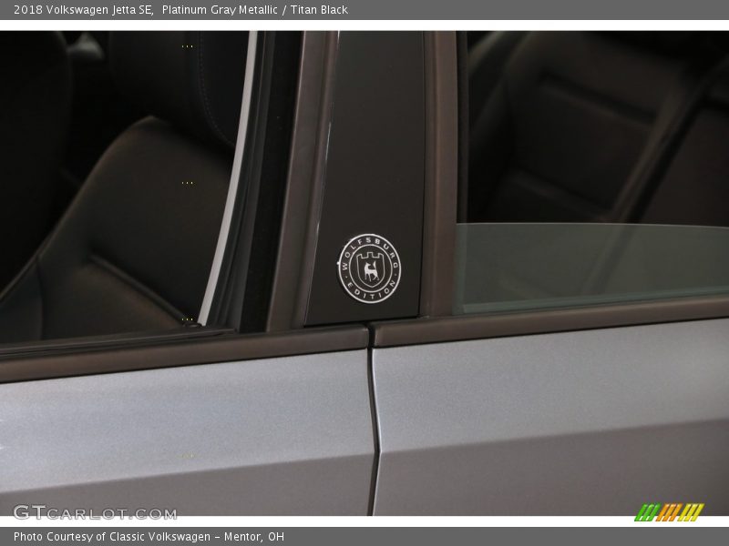 Platinum Gray Metallic / Titan Black 2018 Volkswagen Jetta SE